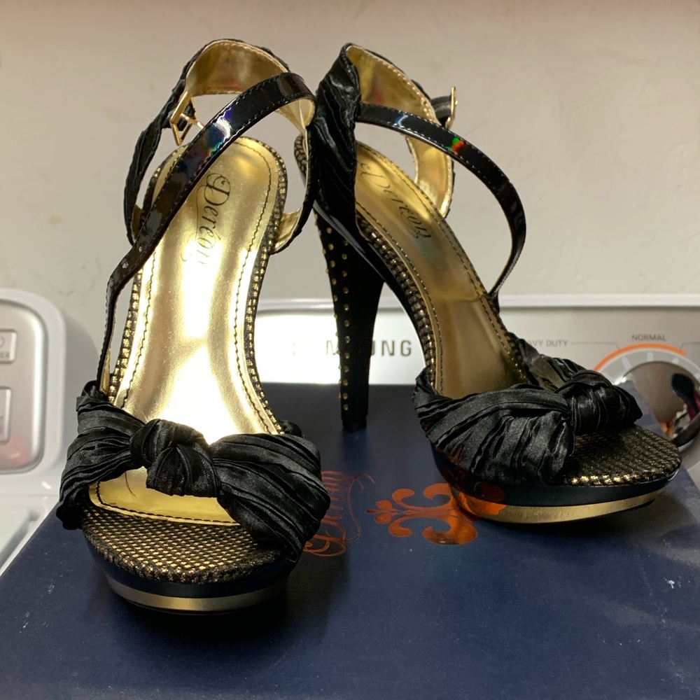 Dereon size 8 1/2 black w/gold embellishment shoes